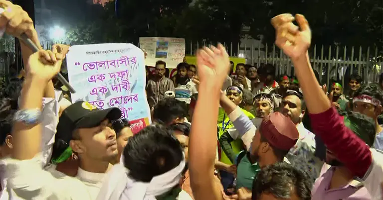 ভোলা-বরিশাল সেতুর দাবিতে বিক্ষোভ করা আন্দোলনকারীরা